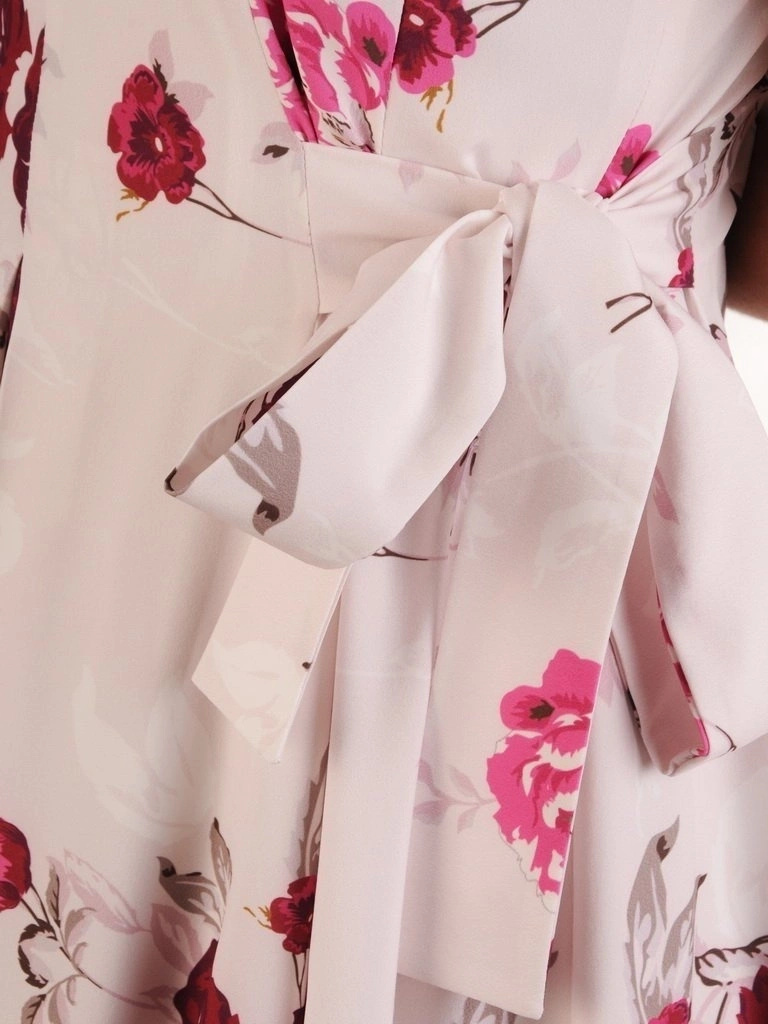 Elegancka sukienka rozkloszowana na wesele w kwiaty – kobiecy fason midi z kokardą 26022