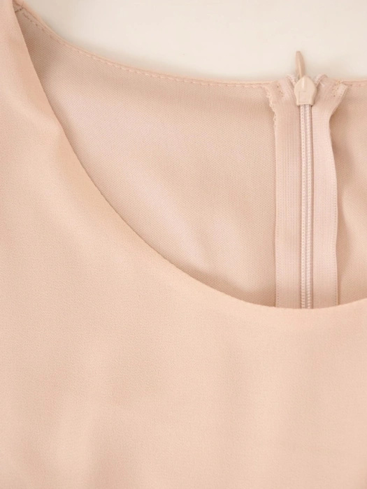Beżowa sukienka wizytowa z rękawami kimono – prosty fason z błyszczącym akcentem 37784