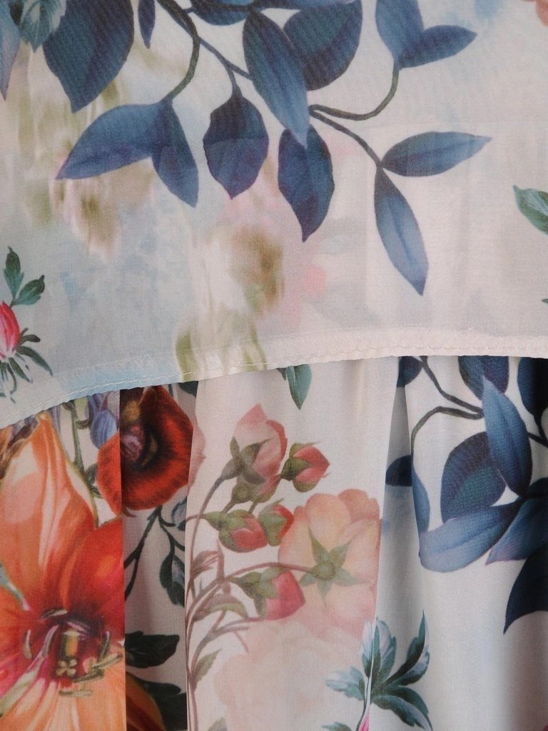 Wzorzysta sukienka trapezowa w kwiaty – lekki fason z ozdobnymi wiązaniami na rękawach 28178