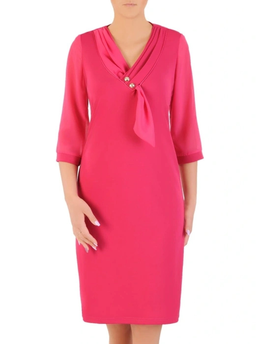 Amarantowa sukienka wizytowa na wesele midi – prosty fason z ozdobnym dekoltem serek 33460