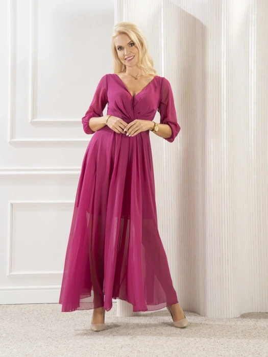 Elegancka malinowa sukienka maxi na wesele – rozkloszowany dół z plisowaniem i dekoltem w V 31160