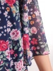 Elegancka sukienka trapezowa midi w kwiaty – maskujący fason z wiązanym dekoltem 36385