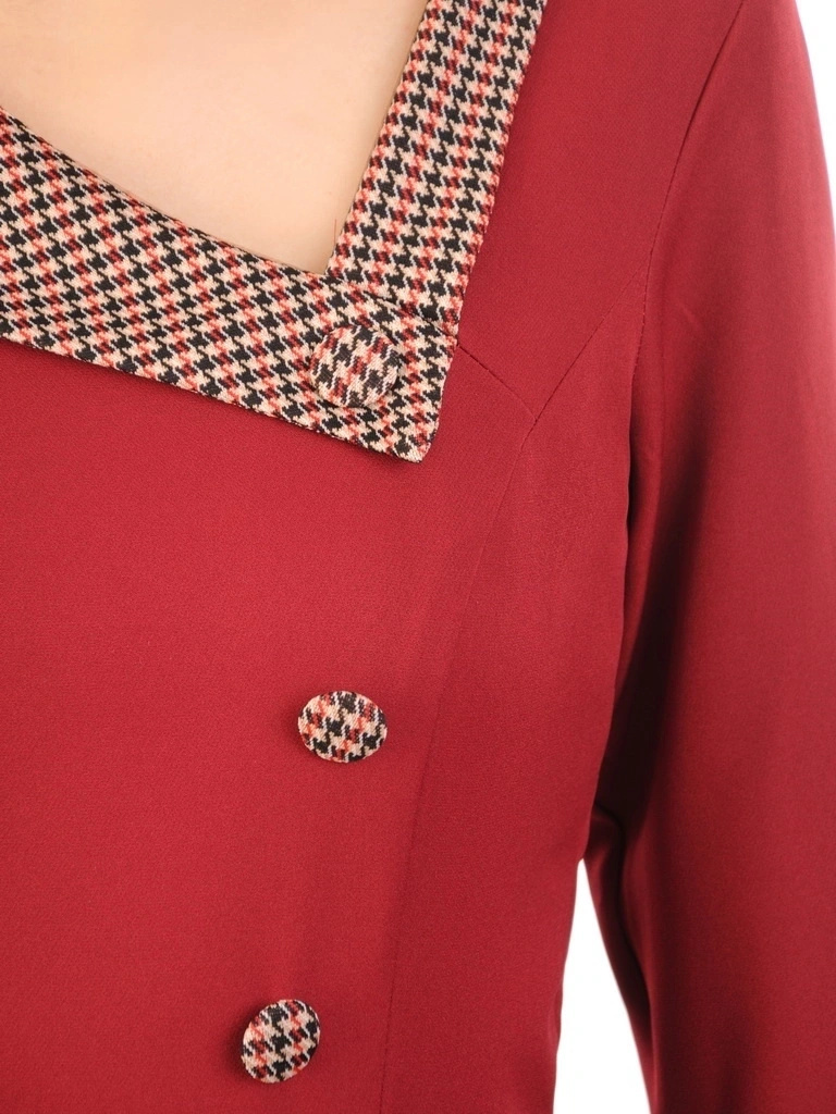 Elegancka sukienka biurowa w pepitkę o prostym fasonie – stylowe guziki i rękaw 3/4 31713