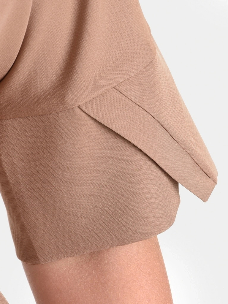 Elegancki komplet damski cappuccino z kołnierzem i krótkim rękawem – idealny na letnie wesele, z paskiem podkreślającym talię 41906