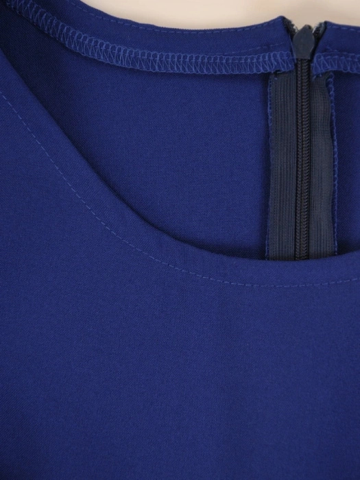 Elegancka sukienka koktajlowa rozkloszowana chabrowa – wysmuklający sylwetkę model z rękawem 3/4 34988