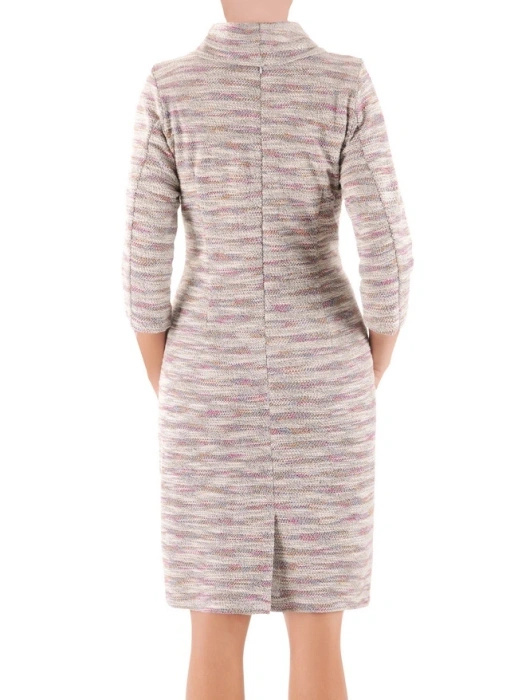 Wzorzysta sukienka midi z rękawem 3/4 – prosty fason z eleganckim kominem 38799