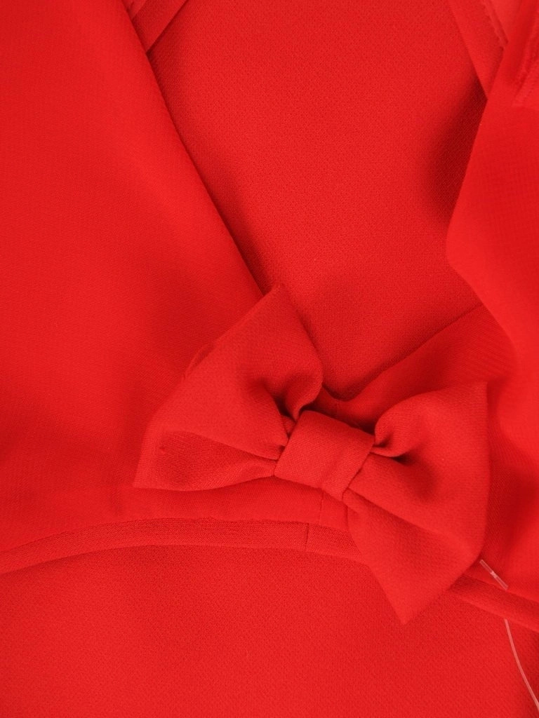 Elegancka czerwona sukienka midi na święta i andrzejki – prosty fason ze zmysłowym wycięciem na plecach 30460