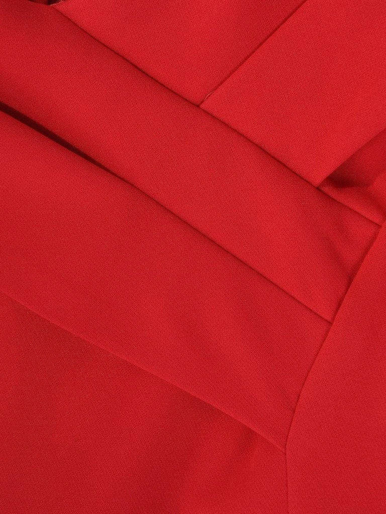 Elegancka koralowa sukienka na andrzejki o prostym kroju – dekolt w serek wysmuklający sylwetkę 19414