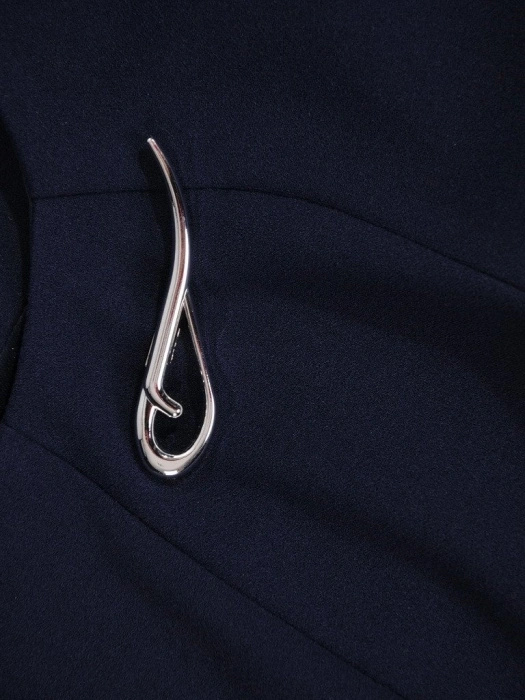 Elegancka granatowa sukienka trapezowa midi – wyszczuplające przeszycia, praktyczne kieszenie i broszka 18969
