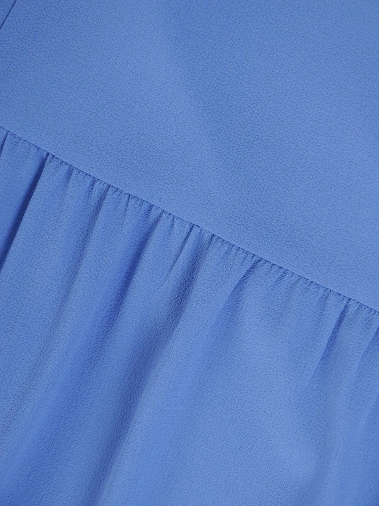 Niebiesko-szara sukienka trapezowa – swobodny fason z dekoracyjnymi falbanami 29796