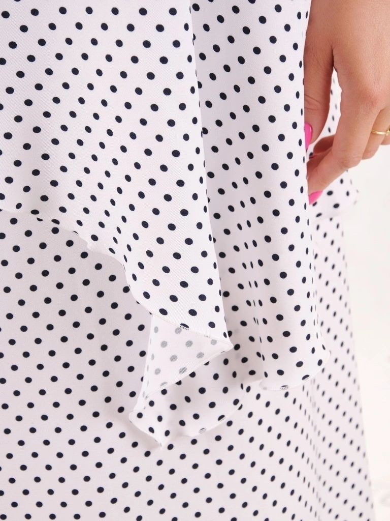 Elegancka sukienka trapezowa w groszki – zwiewny fason tuszujący niedoskonałości 38245