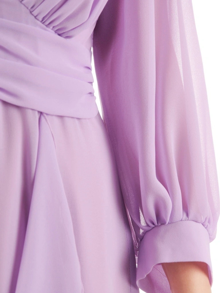 Elegancka sukienka rozkloszowana midi z falbanami liliowa – kobiecy krój tuszujący biodra 35366
