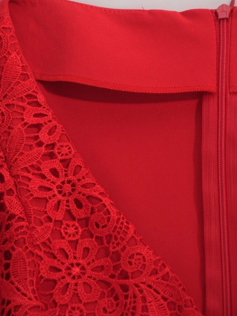 Elegancka czerwona sukienka ołówkowa z baskinką w kwiaty – dekolt serek i akcent na talię 16888