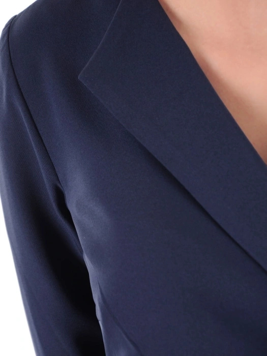 Elegancka granatowa sukienka rozkloszowana maxi w grochy – kobiecy fason z baskinką wysmuklający talię 38243
