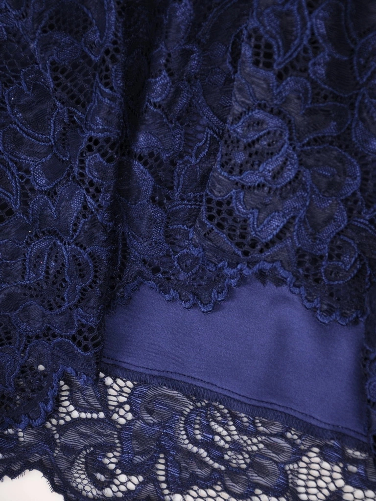 Elegancka granatowa sukienka na wesele – prosty fason midi z efektowną koronką w kwiaty 35048