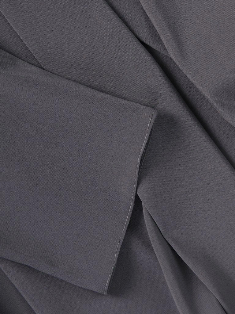 Szara sukienka trapezowa na wesele – zwiewna narzutka subtelnie tuszująca biodra 15208