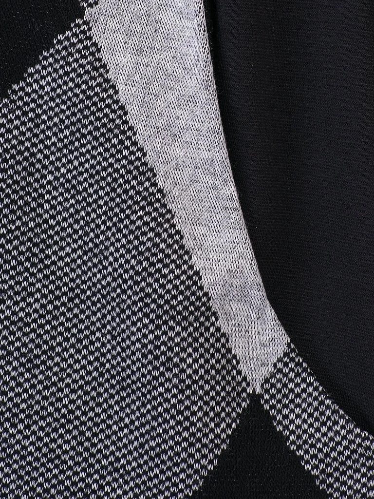 Biurowa sukienka w czarno-popielatą kratkę – prosty fason ze wstawkami wysmuklającymi 14436