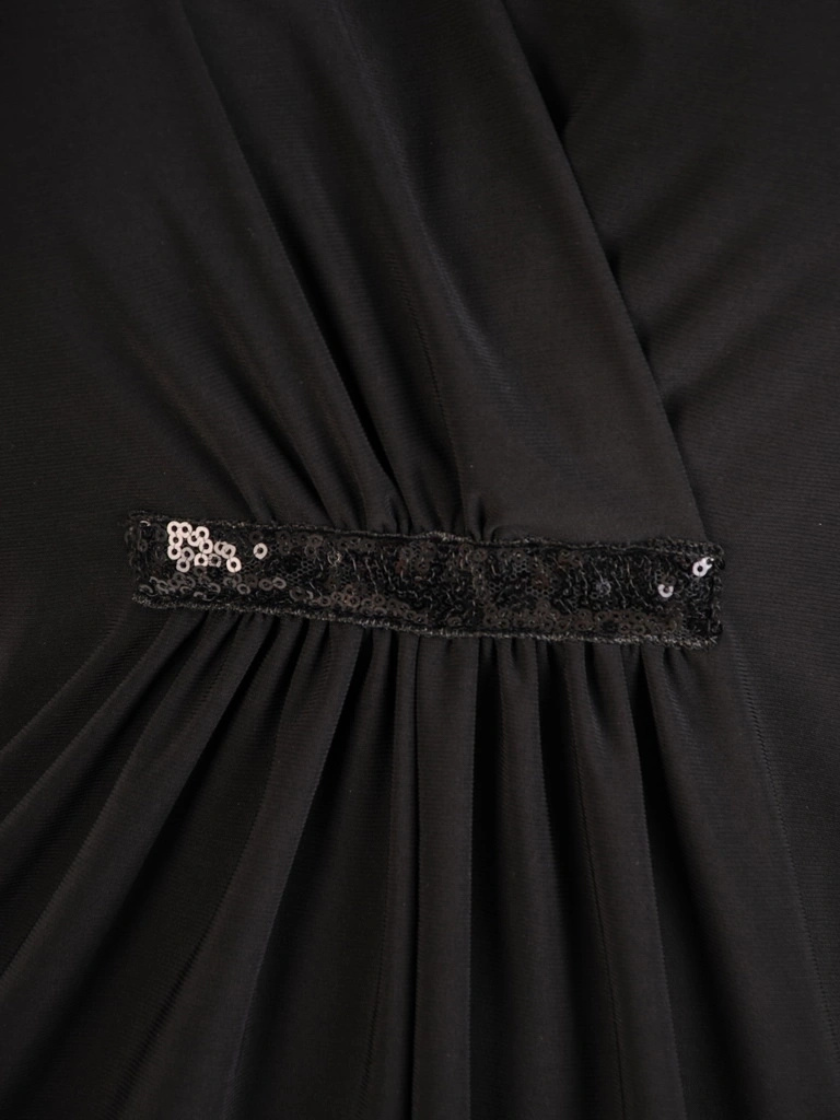 Czarna trapezowa sukienka z kopertowym dekoltem – swobodny rękaw kimono i wysmuklająca linia 32281