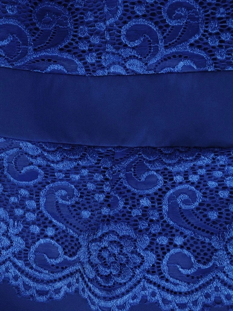 Elegancka sukienka chabrowa na wesele midi – prosty fason z dekoracyjną baskinką 17595