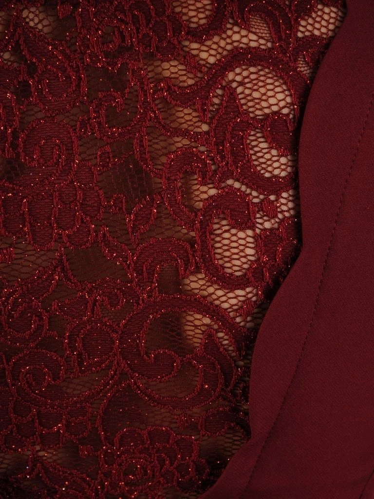 Elegancka bordowa sukienka rozkloszowana na wesele i andrzejki – efektowna koronka i fason modelujący sylwetkę 24396