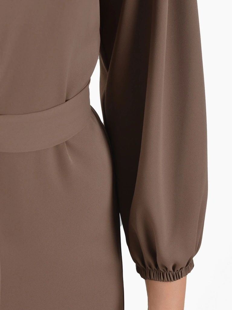 Elegancka sukienka do pracy midi prosta w kolorze mokka – stylowy fason z paskiem podkreślającym talię 40409