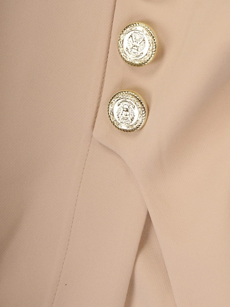 Wizytowy kostium damski ze spodniami na wesele beżowy – elegancki fason z ozdobnymi guzikami 35386