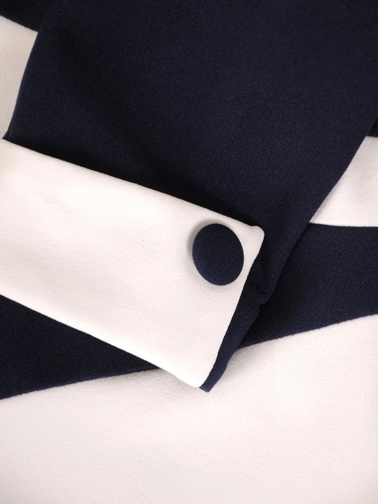 Prosta granatowa sukienka midi z dekoltem łódka – wyszczuplające wstawki i ozdobne mankiety 30420