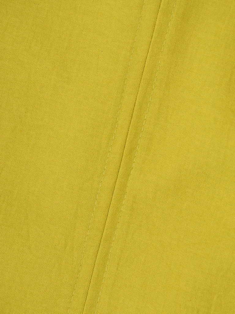 Elegancka sukienka wizytowa o prostym kroju w kolorze limonki – modelujące sylwetkę przeszycia 35744