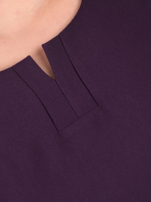 Elegancka fioletowa sukienka wizytowa midi o prostym kroju – wyszczuplające przeszycia i rękaw 3/4 42594