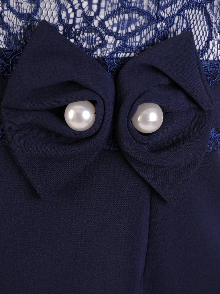 Granatowa elegancka garsonka z sukienką midi – wyszczuplający fason z koronką i dekoltem kwadratowym 27394
