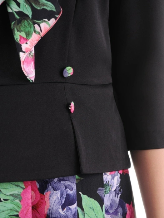 Elegancka sukienka rozkloszowana midi w kwiaty – dekolt w serek pięknie wysmuklający szyję 35552