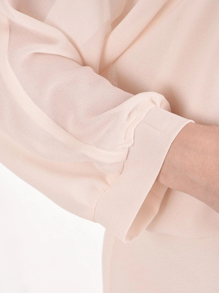 Jasnobeżowa sukienka maxi rozkloszowana z rękawem 3/4 – elegancka kreacja z rozcięciem z przodu 41694