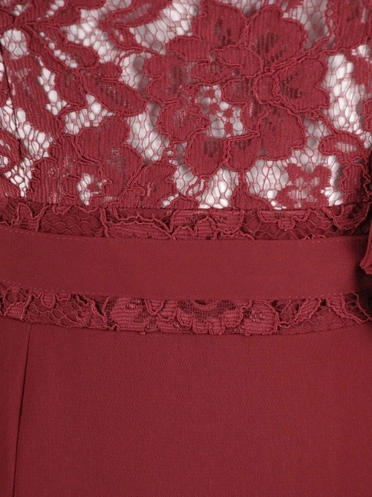 Elegancka bordowa sukienka midi z rękawem 3/4 – prosty fason z ozdobną górą wysmuklający sylwetkę 37455