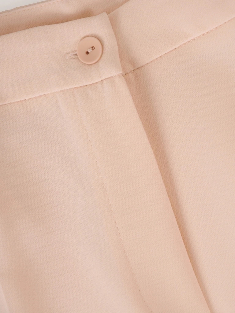 Beżowy garnitur damski na wesele i uroczystości – prosty krój elegancko podkreślający sylwetkę 39334