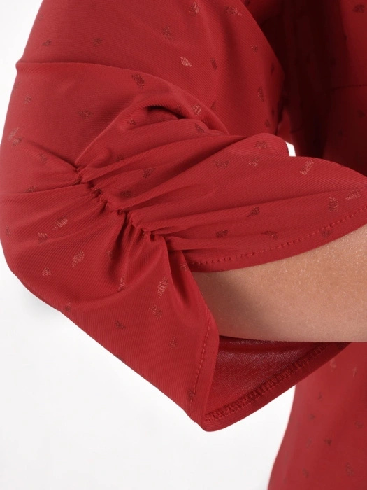 Klasyczna czerwona bluzka plus size z dekoltem i rękawem 3/4 – luźny fason dla wygody i swobody ruchów 40817