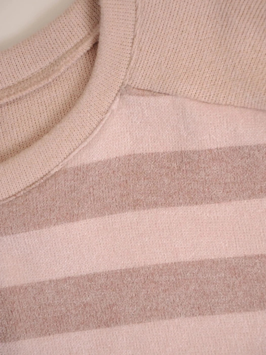Klasyczny beżowy sweter w paski – fason kimono optycznie modelujący sylwetkę na co dzień 34826