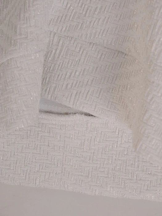 Elegancka prosta sukienka ecru ze srebrnym akcentem – wysmuklające zaszewki i dekolt łódka 21460