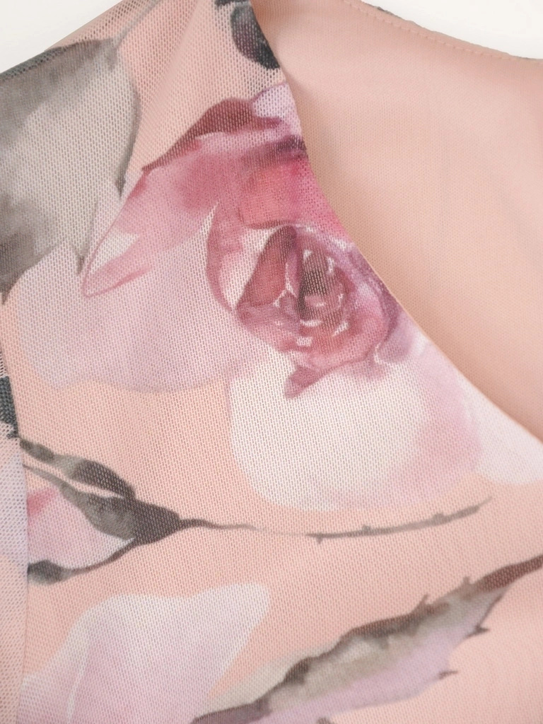 Elegancka sukienka trapezowa midi w botaniczny print – subtelny dekolt w serek wysmuklający sylwetkę 39559