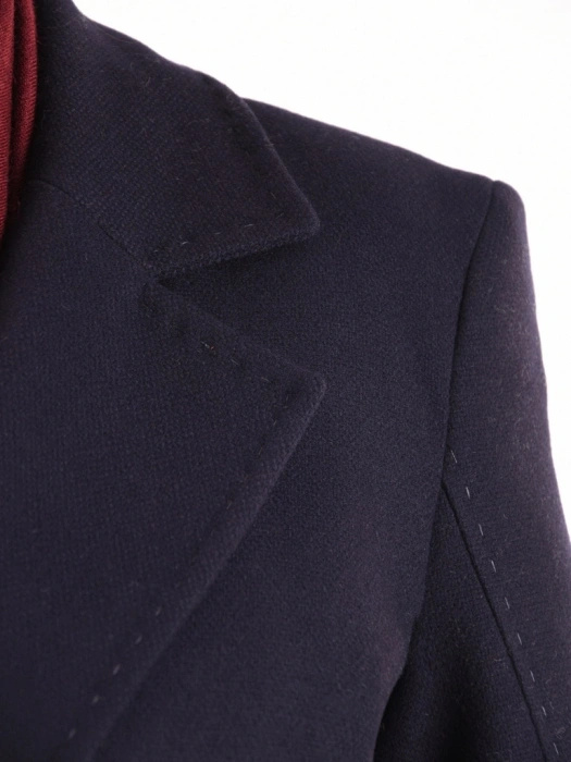Elegancki płaszcz damski na jesień i zimę granatowy – klasyczny model z kołnierzem i paskiem 42239