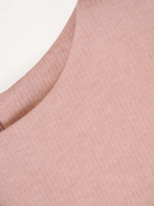 Elegancki komplet damski brudny róż: sweter z krótkim rękawem i prążkowana spódnica midi – modelujący sylwetkę, idealny na lato 39749