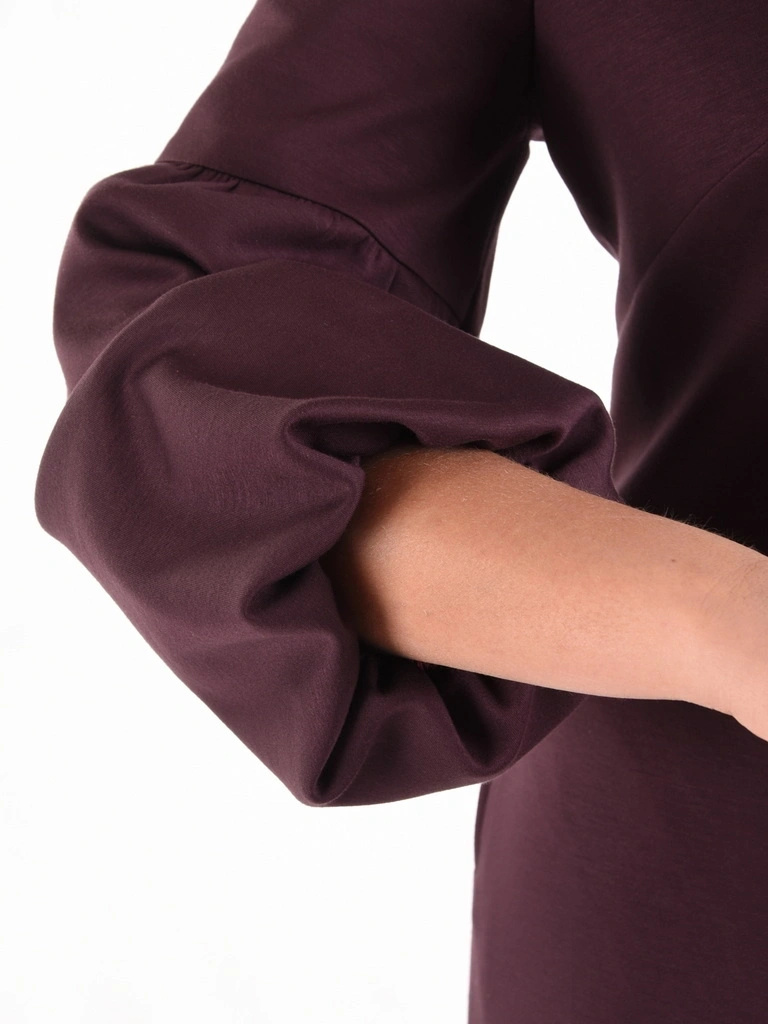 Fioletowa sukienka tuba z bufiastym rękawem – elegancki fason midi z odpinanym kwiatem 40958