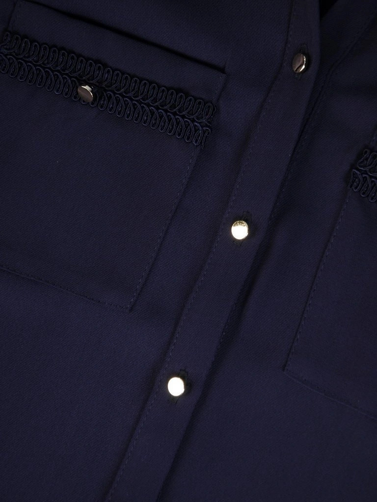 Elegancka granatowa koszula damska o prostym kroju – stylowy model z kieszeniami do biura 28022