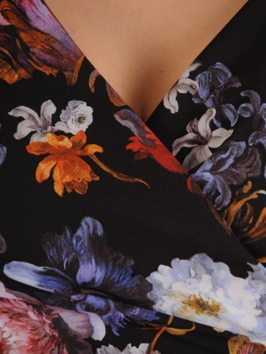 Elegancka sukienka wizytowa w kwiaty – wysmuklający kopertowy krój podkreślający talię 24573