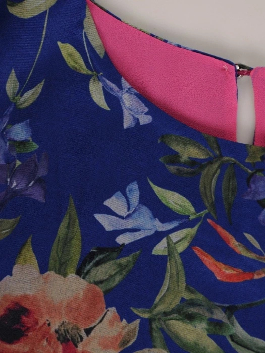 Elegancka sukienka trapezowa w kwiaty z rękawem 3/4 – wysmuklający krój z ozdobnym paskiem 19451