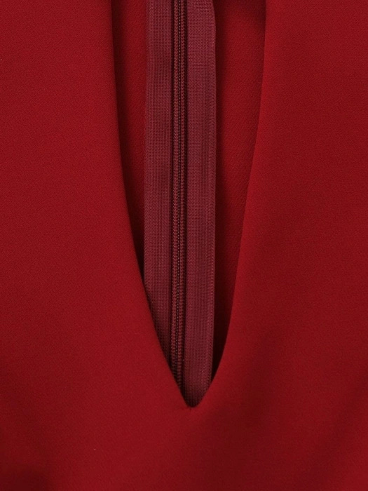 Elegancka bordowa sukienka wizytowa o prostym kroju – kobiecy dekolt w serek i rękaw 3/4 9133