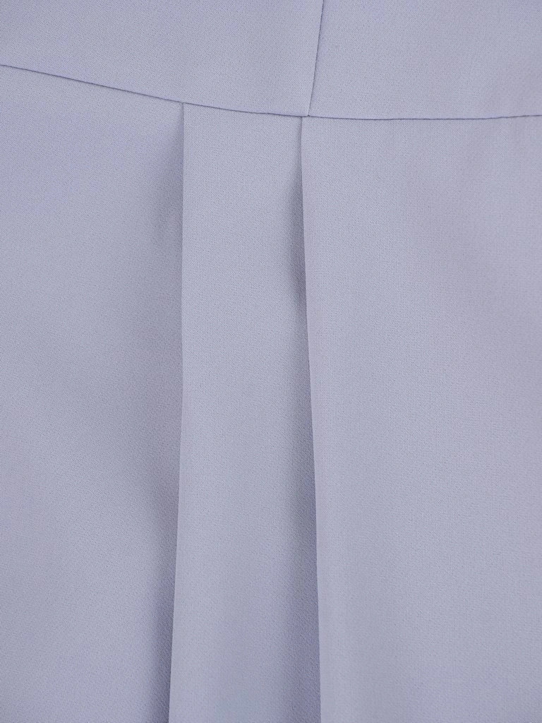 Elegancka szara sukienka rozkloszowana midi – modelujące przeszycia i dekolt w serek 12088