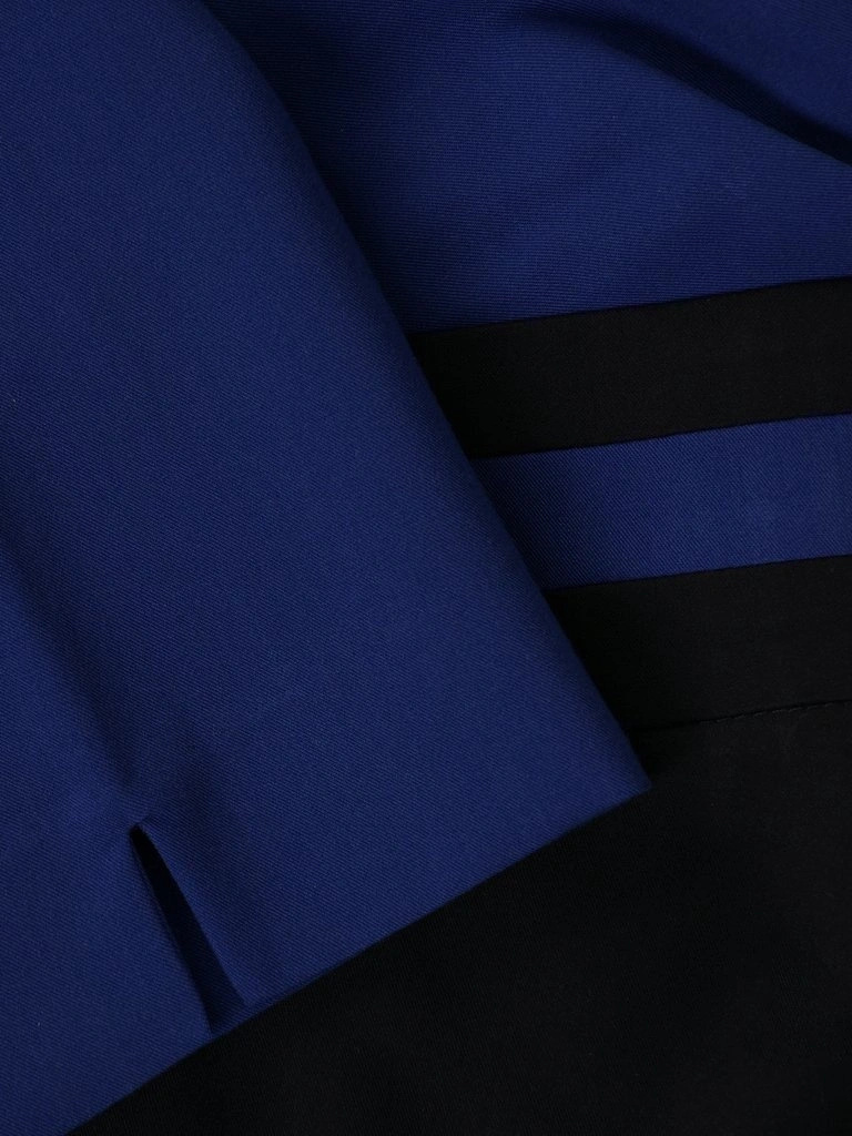 Wizytowa sukienka midi o prostym kroju czarno-chabrowa – maskujące marszczenie i kopertowy dekolt 2690