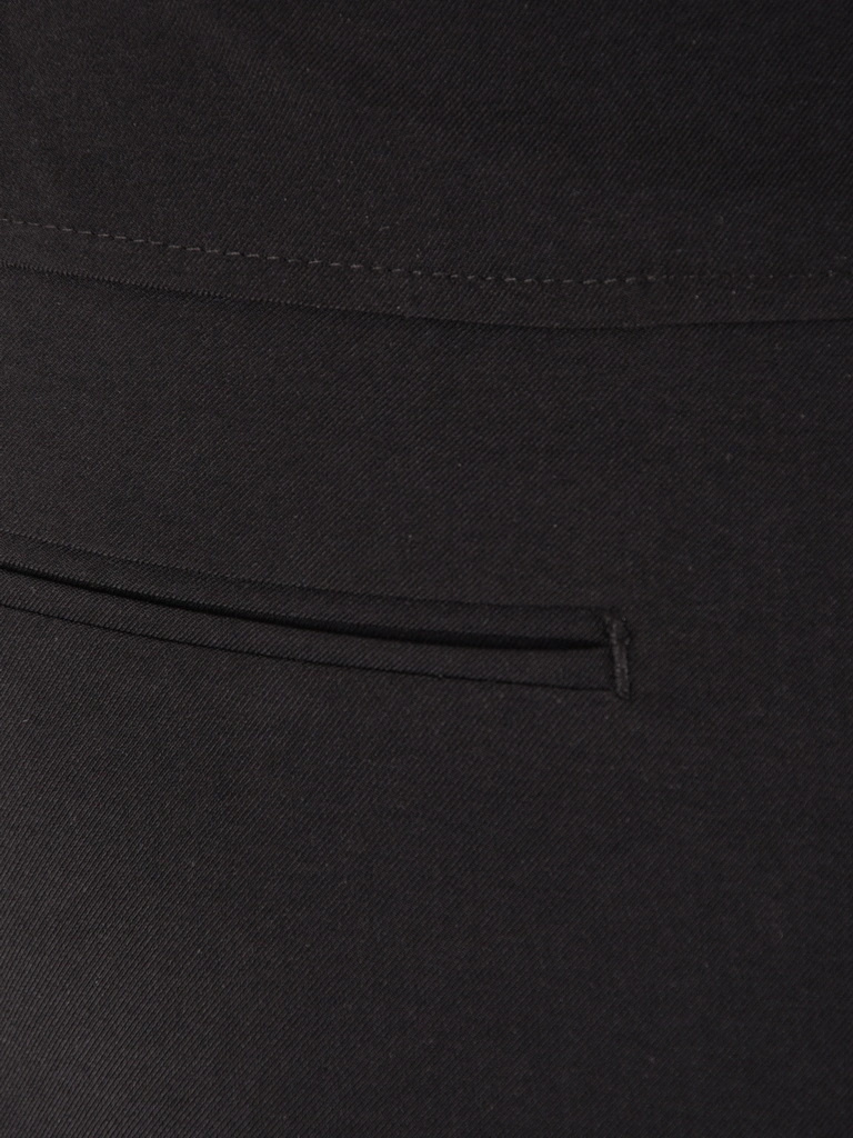 Czarne spodnie garniturowe o prostym kroju – elegancki model z kantem idealny do pracy 40508