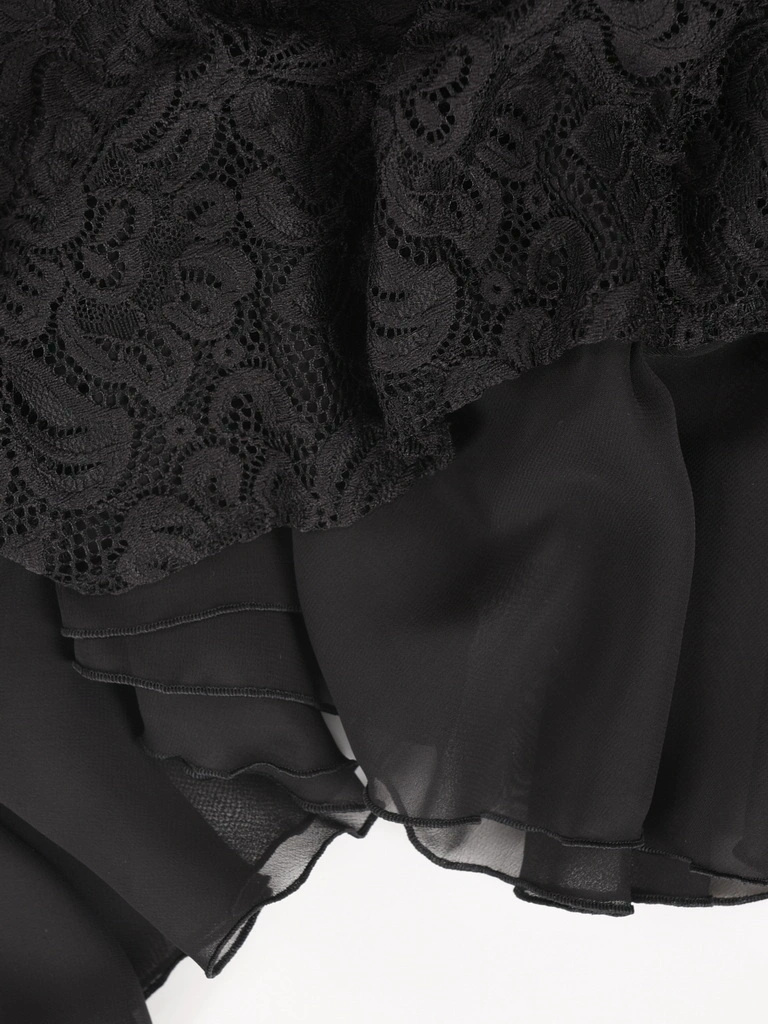 Elegancka czarna sukienka trapezowa midi w kwiaty – swobodny krój z ozdobnymi falbanami 27386