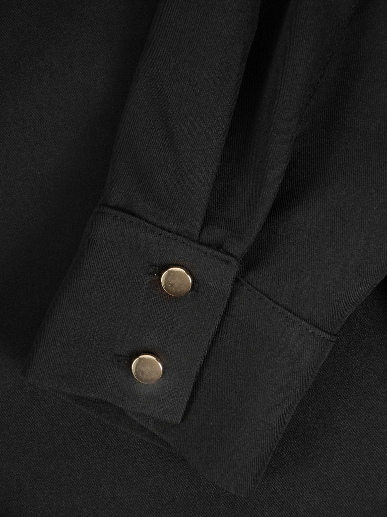 Elegancka czarna szmizjerka midi z paskiem i stójką – rozkloszowany dół akcentujący talię 34724